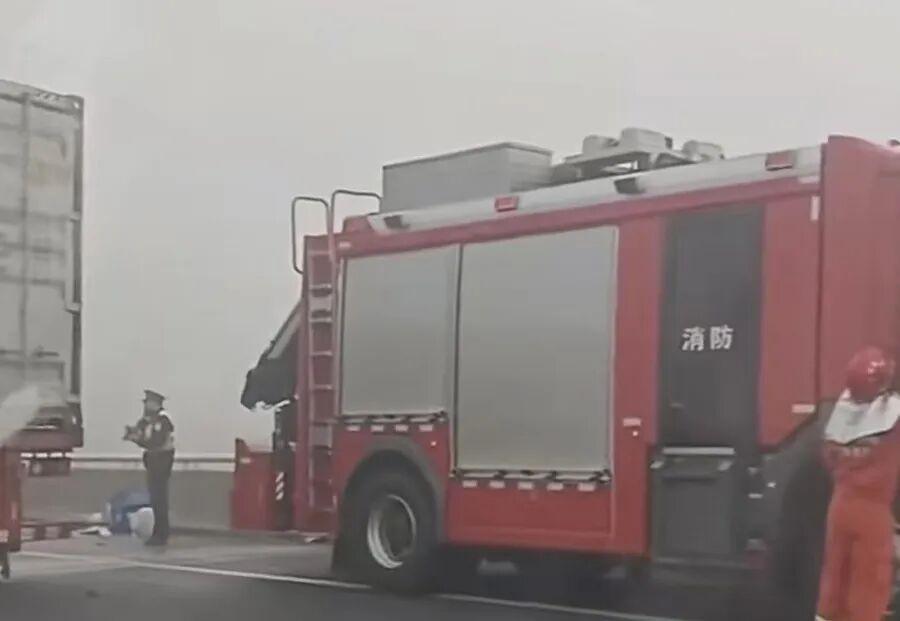 kaiyun全站官网登录-G40沪陕高速往江苏方向发生一起多车相撞事故，1人抢救无效死亡